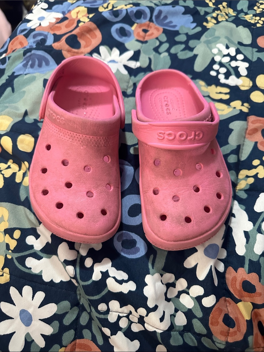 CROCS Kids Classic Clog in Bright Pink